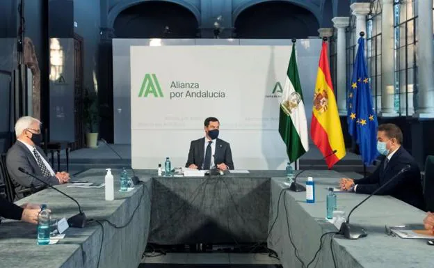 Moreno avanza que Andalucía estudia ampliar horarios de bares y comercios para Navidad