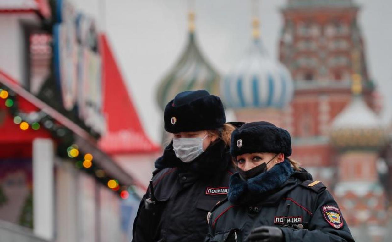 Dos agentes de policía en Moscú (Rusia) 