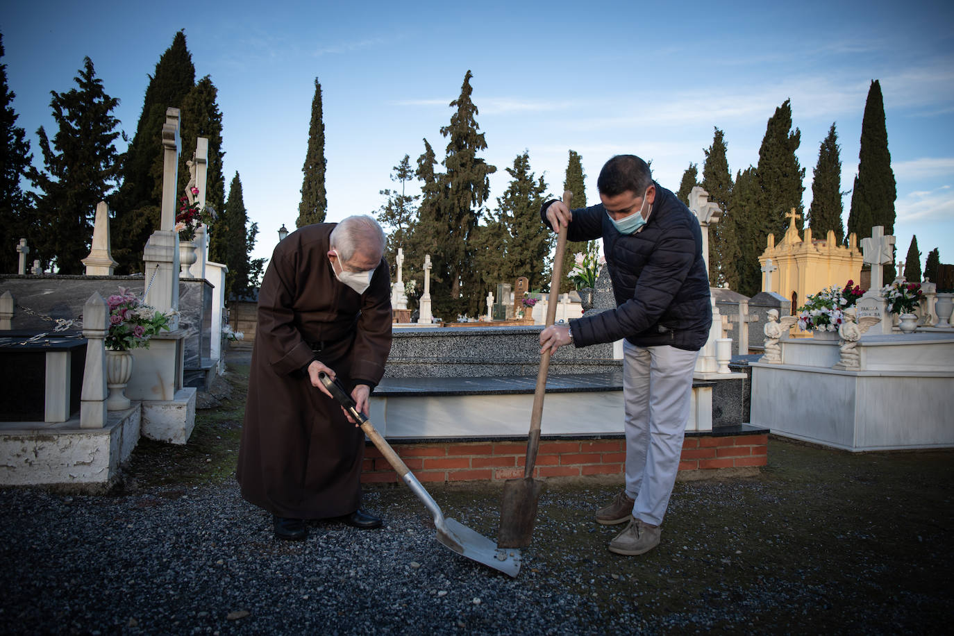 Fray Rafael y el novicio Iván, en tareas de limpieza. 