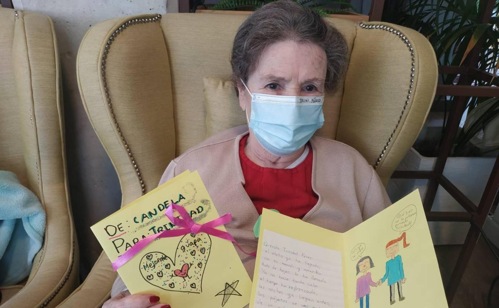 Trinidad, en la residencia de Churriana, muestra los preciosos dibujos y mensajes que le ha enviado la pequeña Candela desde Moraleda de Zafayona.