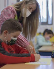 Imagen secundaria 2 - El proyecto de clase entrena las habilidades comunicativas de los niños y les enseña valores de amor y respeto por los ancianos, además de hacer felices a los mayores. 