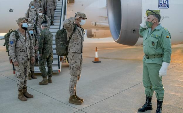 Llago Navarro recibe a los legionarios en el aeropuerto. 