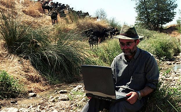 Imagen principal - Juan Manuel, El Cabrero, en el año 2001. 