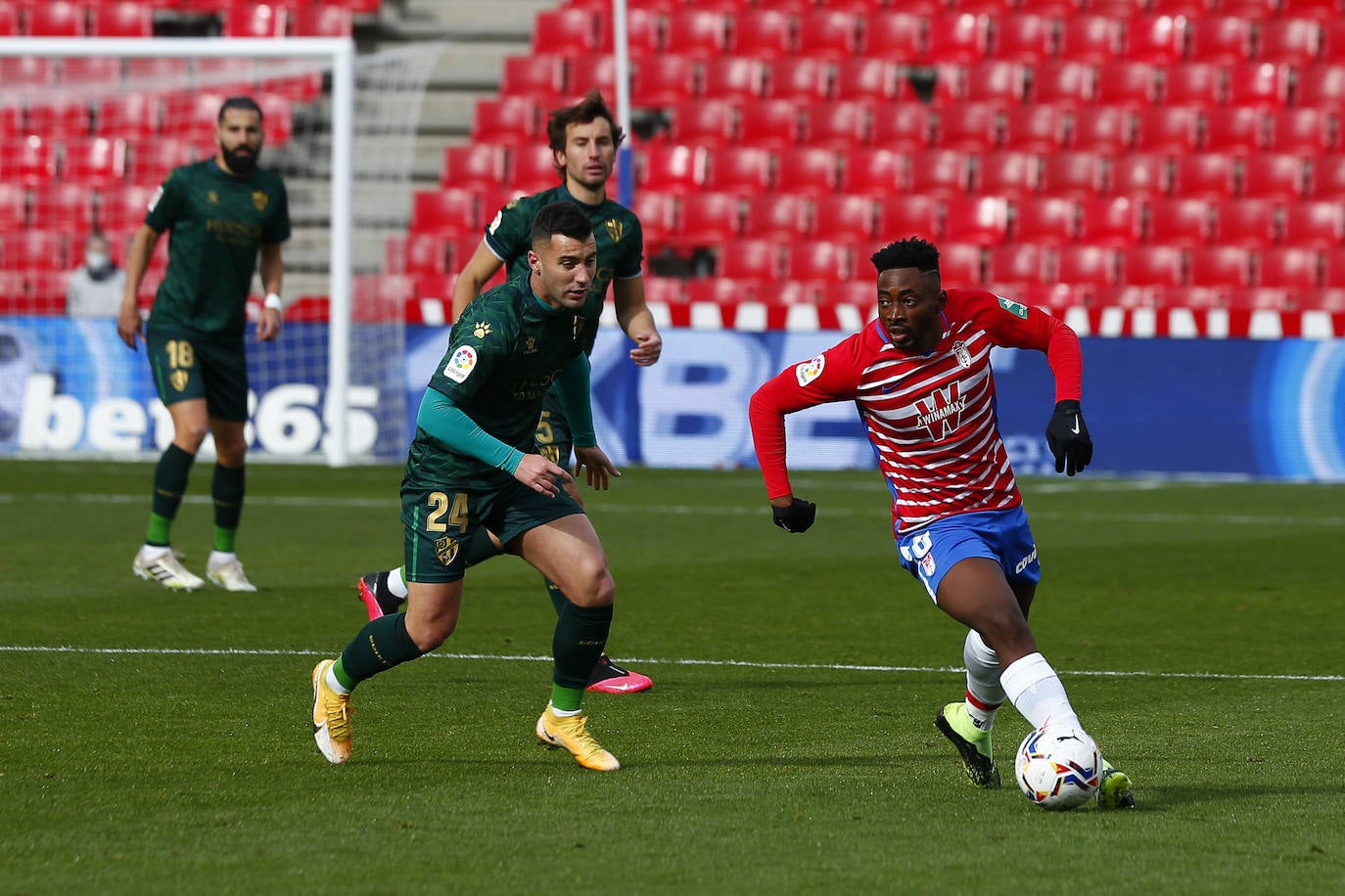 Repasa todas las imágenes del duelo entre rojiblancos y oscenses