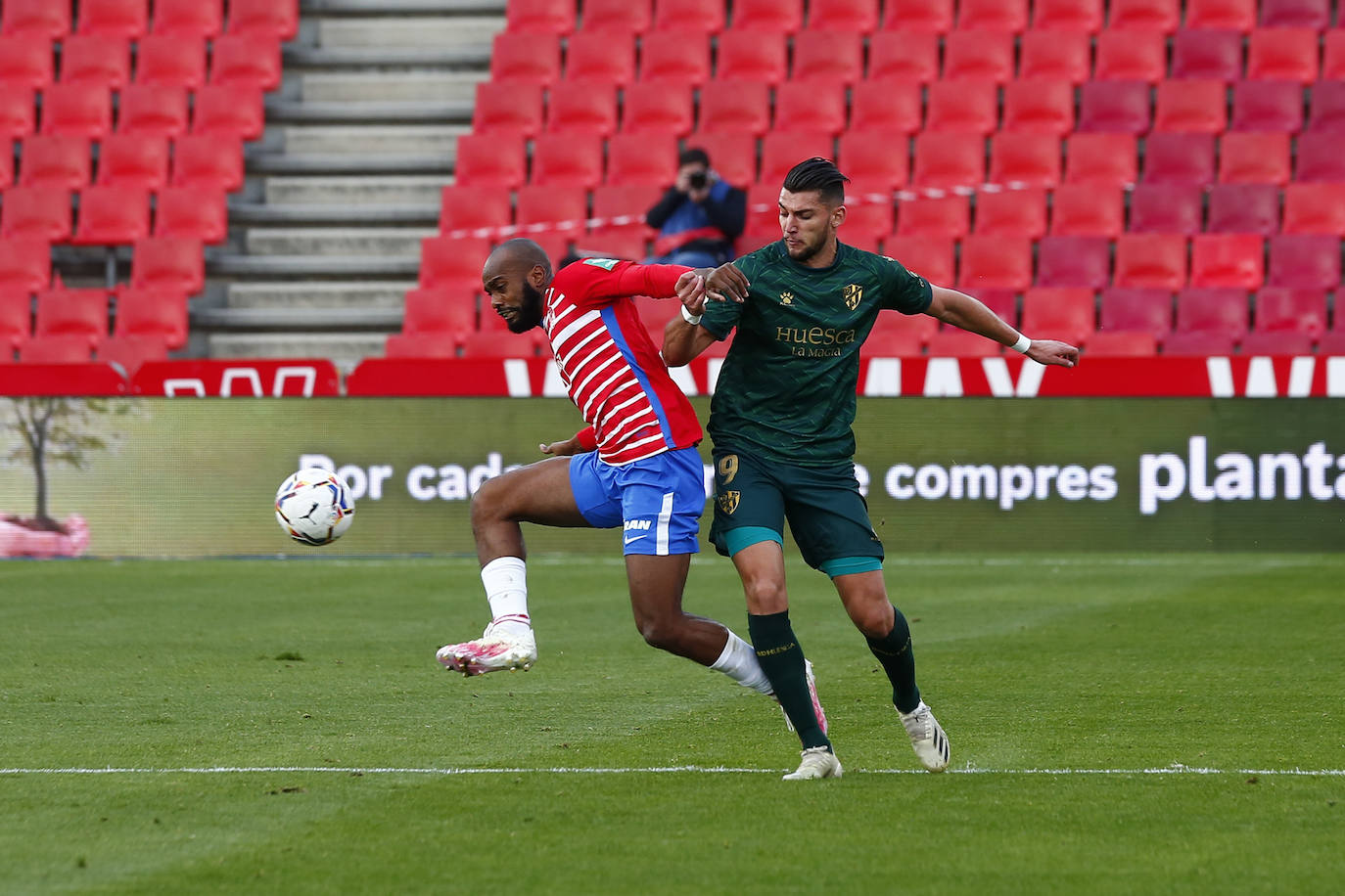 Repasa todas las imágenes del duelo entre rojiblancos y oscenses