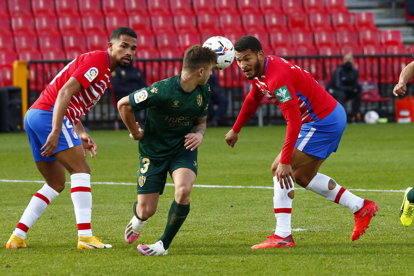 Repasa todas las imágenes del duelo entre rojiblancos y oscenses