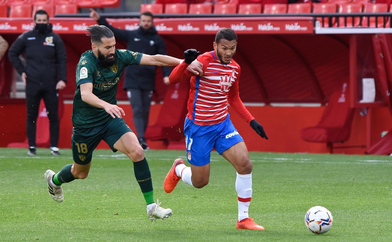 Luis Suárez deja atrás en carrera a Siovas. 