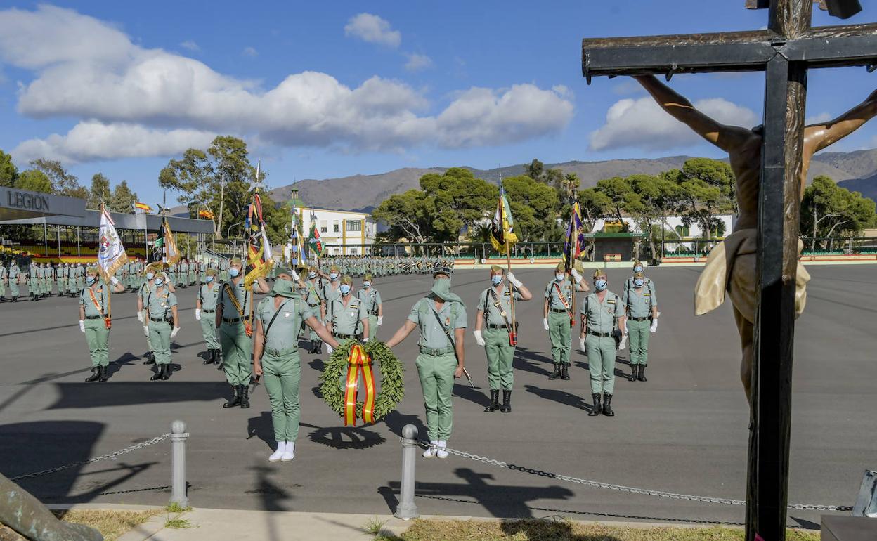 Ofrenda de una corona de laurel en el Homenaje a los Caídos.