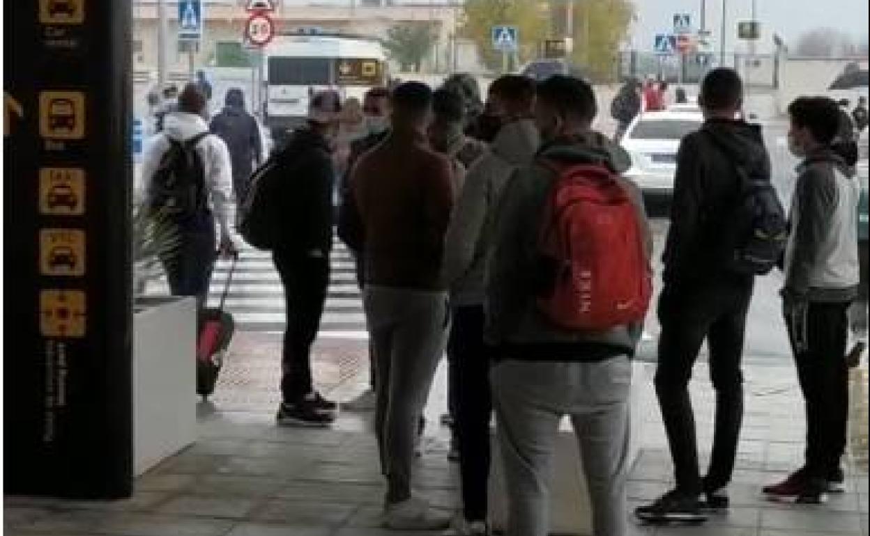 Los inmigrantes se marcharon en bus a la estación de Granada y a bordo de taxis a otras provincias