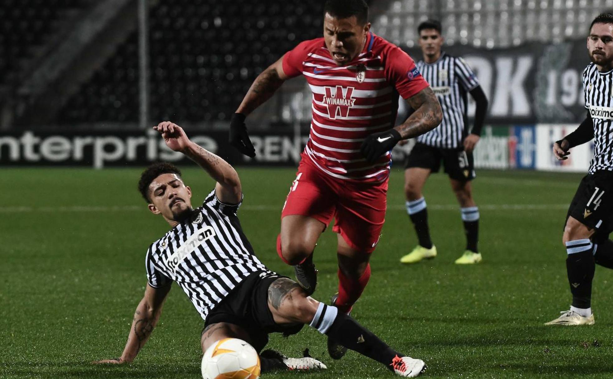 Darwin Machís, que entró en la segunda mitad, trata de dejar atrás a Douglas en una arrancada. 