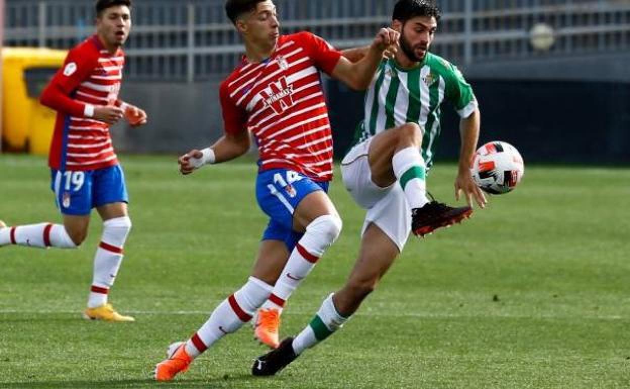 Plomer pelea un balón en el último duelo en casa ante el Betis Deportivo. 