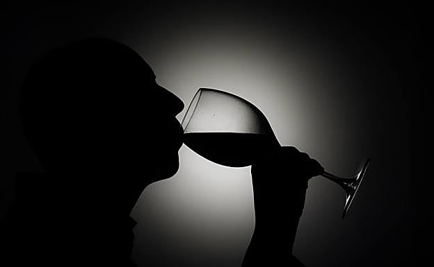 Monumental enfado entre los rusos por tener que estar dos meses sin beber alcohol para vacunarse