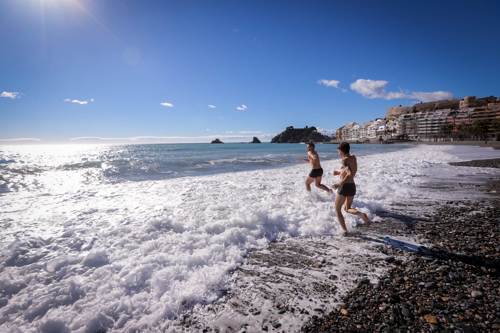 El sol anima a los vecinos de la capital a bajar al litoral, donde los más atrevidos se bañan en pleno mes de diciembre