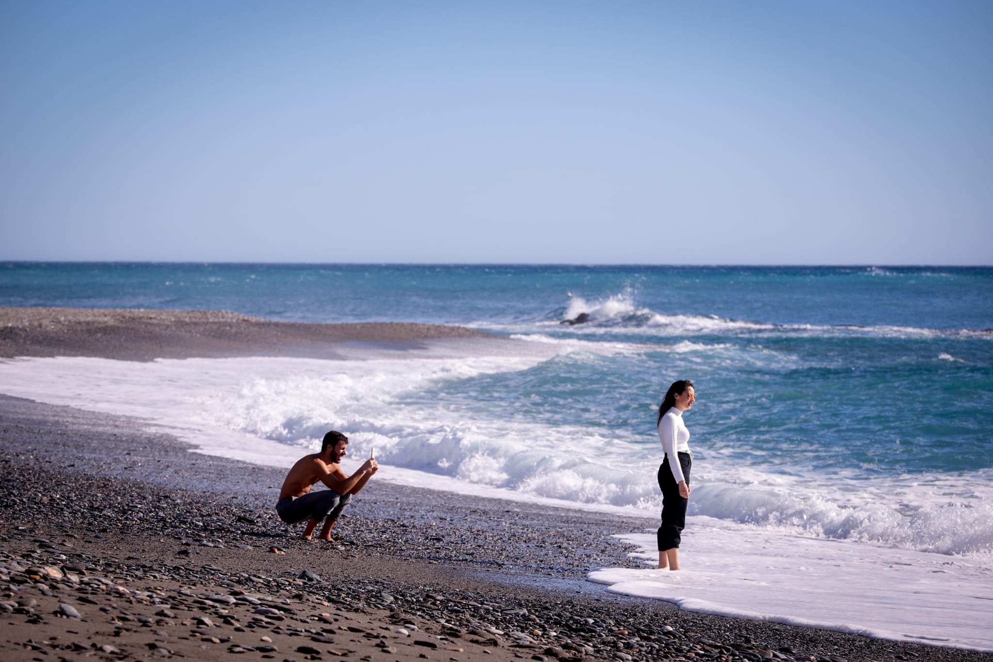El sol anima a los vecinos de la capital a bajar al litoral, donde los más atrevidos se bañan en pleno mes de diciembre