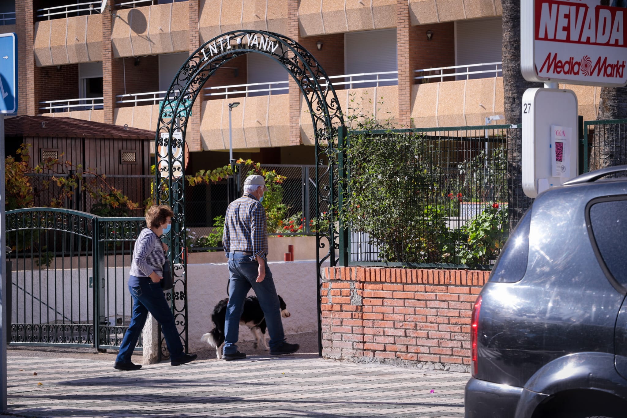El sol anima a los vecinos de la capital a bajar al litoral, donde los más atrevidos se bañan en pleno mes de diciembre