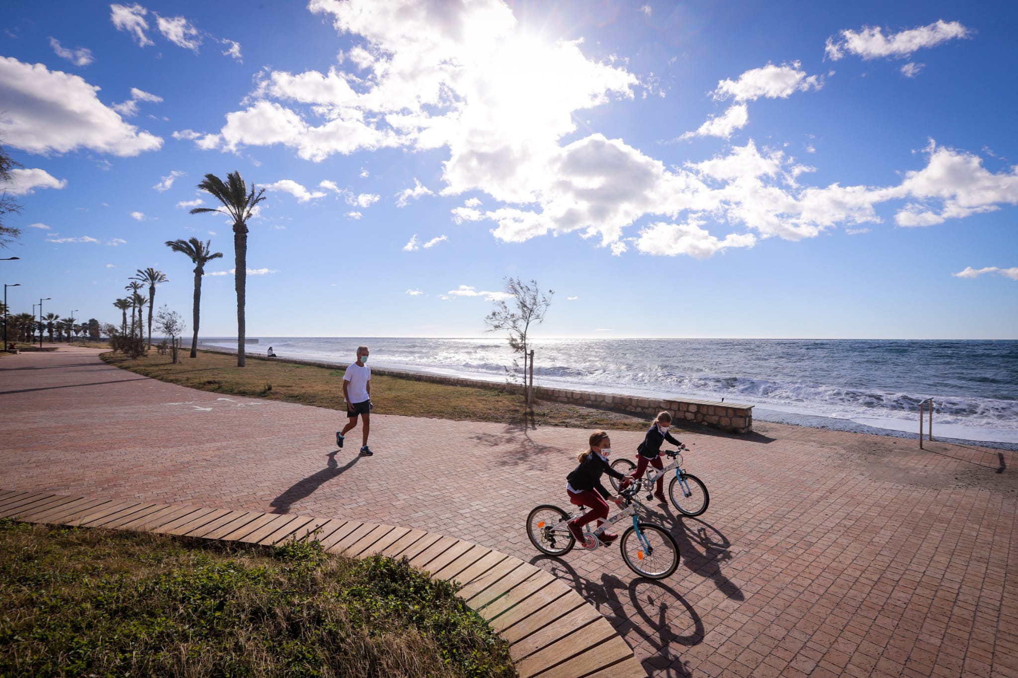 El sol anima a los vecinos de la capital a bajar al litoral, donde los más atrevidos se bañan en pleno mes de diciembre