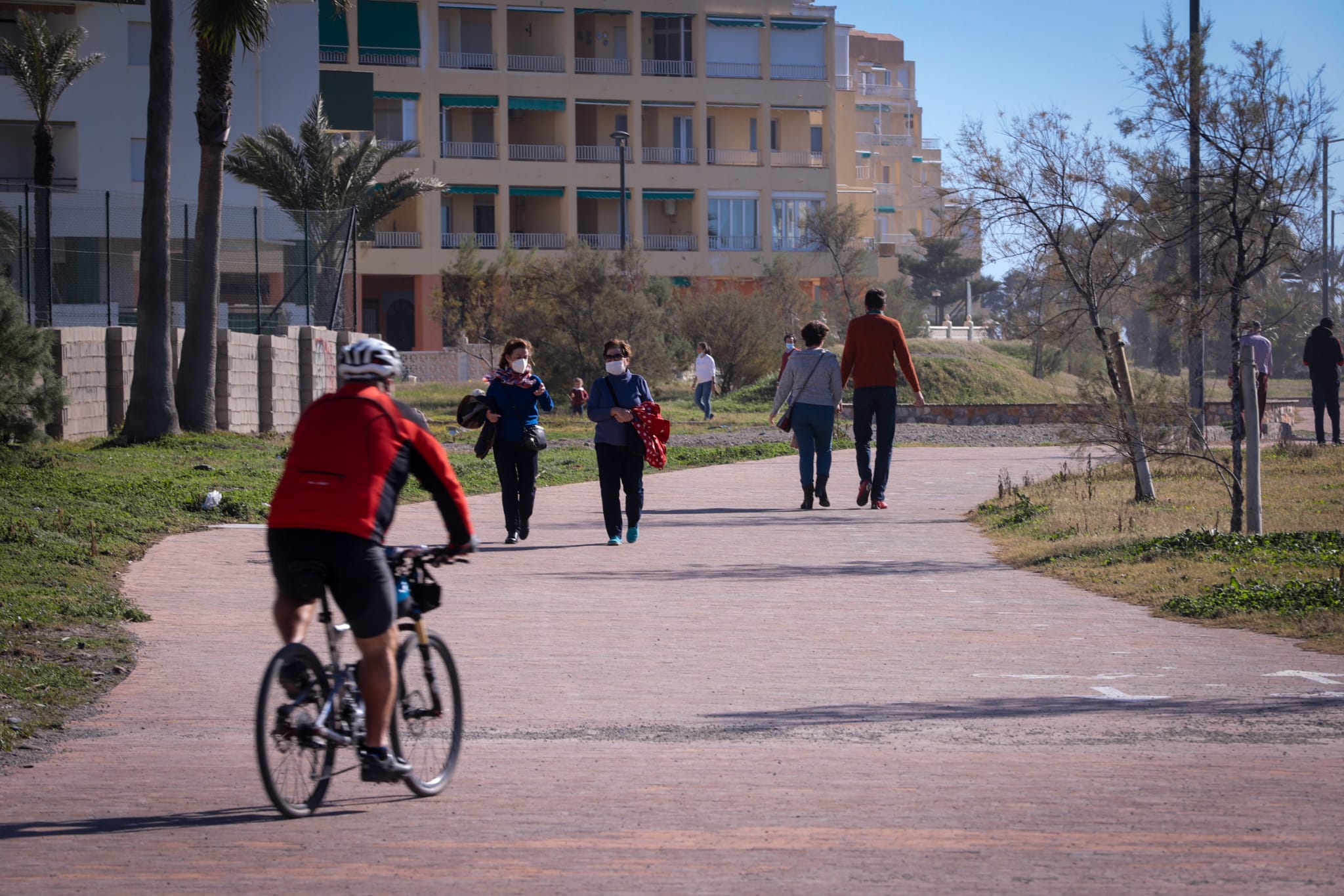 El sol anima a los vecinos de la capital a bajar al litoral, donde los más atrevidos se bañan en pleno mes de diciembre
