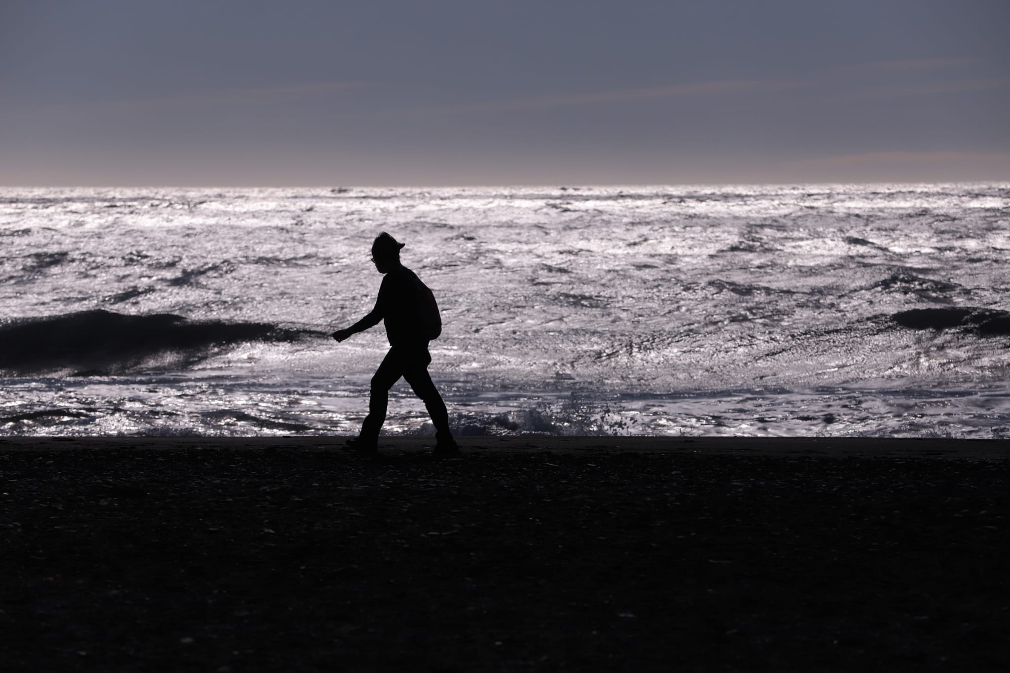 El sol anima a los vecinos de la capital a bajar al litoral, donde los más atrevidos se bañan en pleno mes de diciembre