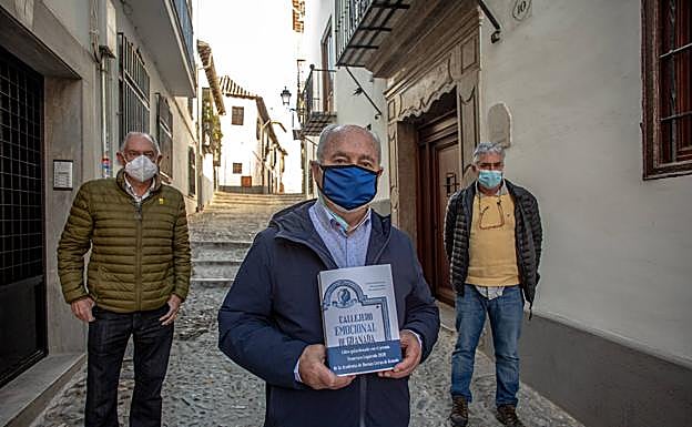 Los autores posan con un ejemplar del 'Callejero Emocional de Granada' en la Cuesta de Marañas