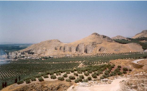 Cerro del Sombrerete, alcazaba de Elvira. En el llano, la ciudad. 