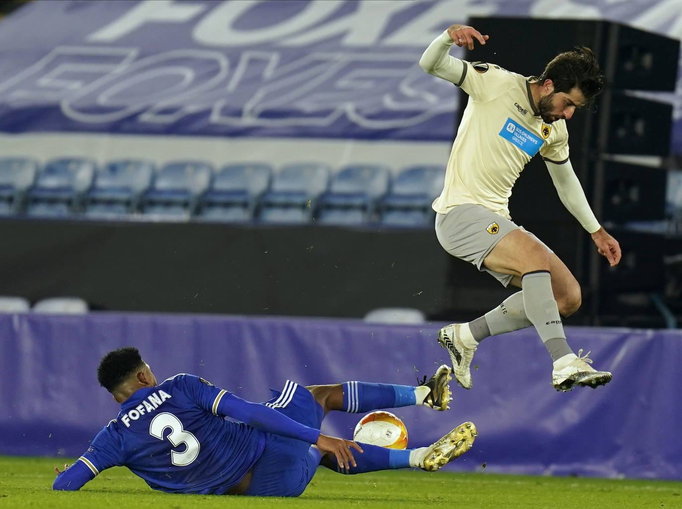 Fofana, defensor del Leicester, realiza un tackle contra el AEK de Atenas. 