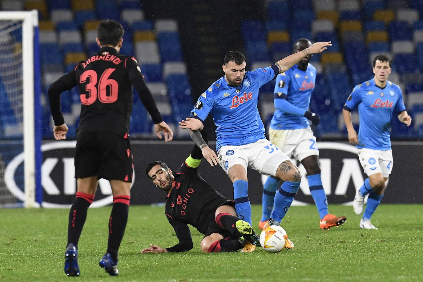 Petagna, delantero del Nápoles, pugna un balón en el duelo con la Real Sociedad. 