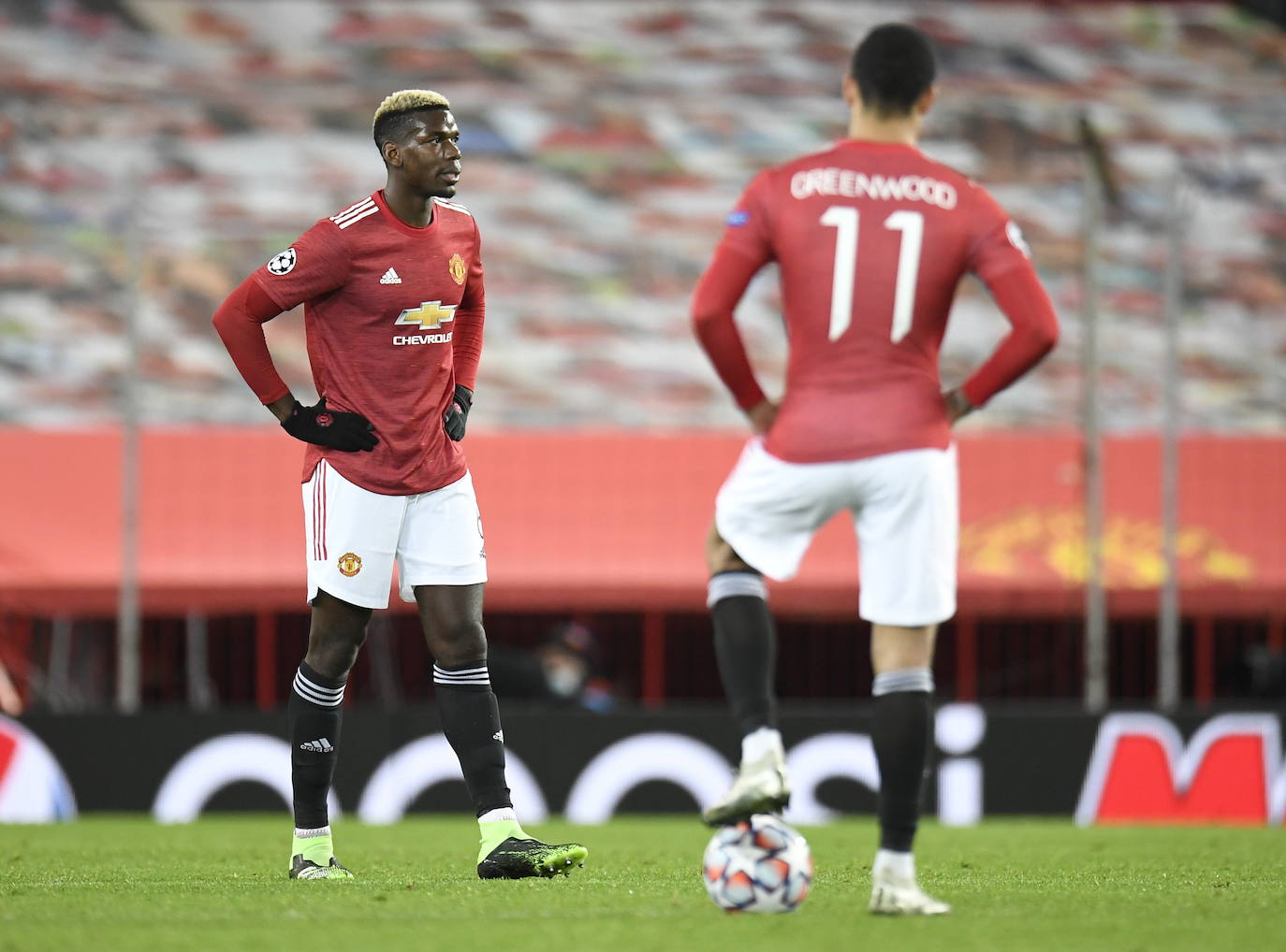 Pogba y Greenwood, resignados ante la eliminación del United en Champions. 