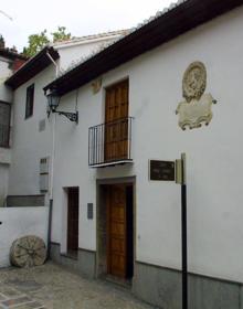 Imagen secundaria 2 - La casa natal de Ángel Ganivet, en la calle San Pedro Mártir, en el año 2013, completamente abandonada. El presidente de la AA VV Realejo muestra la placa frente a la casa natal, cuya rehabilitación ha avanzado notablemente. La casa molino Ángel Ganivet, actual Centro de Estudios de la Diputación de Granada.