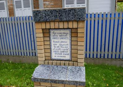 Imagen secundaria 1 - La casa donde vivió Ángel Ganivet en Riga. Un detalle de la placa que recuerda el paso de ganivet. Estatua de Ganivet en la Alhambra.