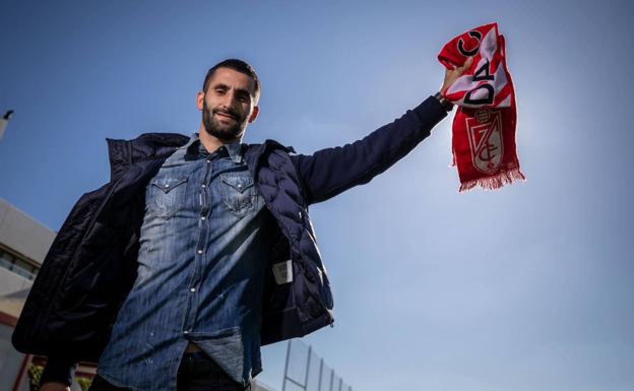 Maxime Gonalons posa con una bufanda del Granada antes de una entrevista con IDEAL. 
