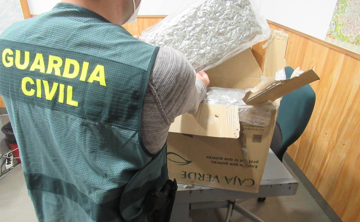 Droga en Granada | Desarticulan una organización criminal que enviaba 'maría' a Reino Unido con envíos postales