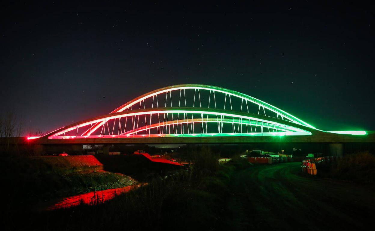 El puente sobre el Genil, uno de los símbolos de la infraestructura, durante las pruebas de iluminación en la tarde de ayer.