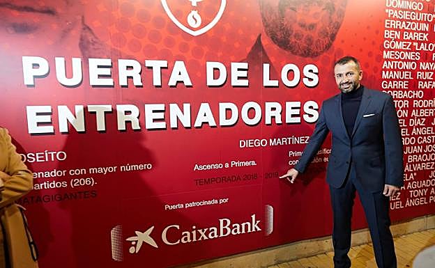 La imagen del técnico del Granada ya luce en la llamada Puerta de Entrenadores del estadio Nuevo Los Cármenes.