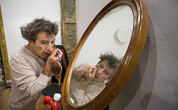 Imagen principal - Preparándose para la actuación. 