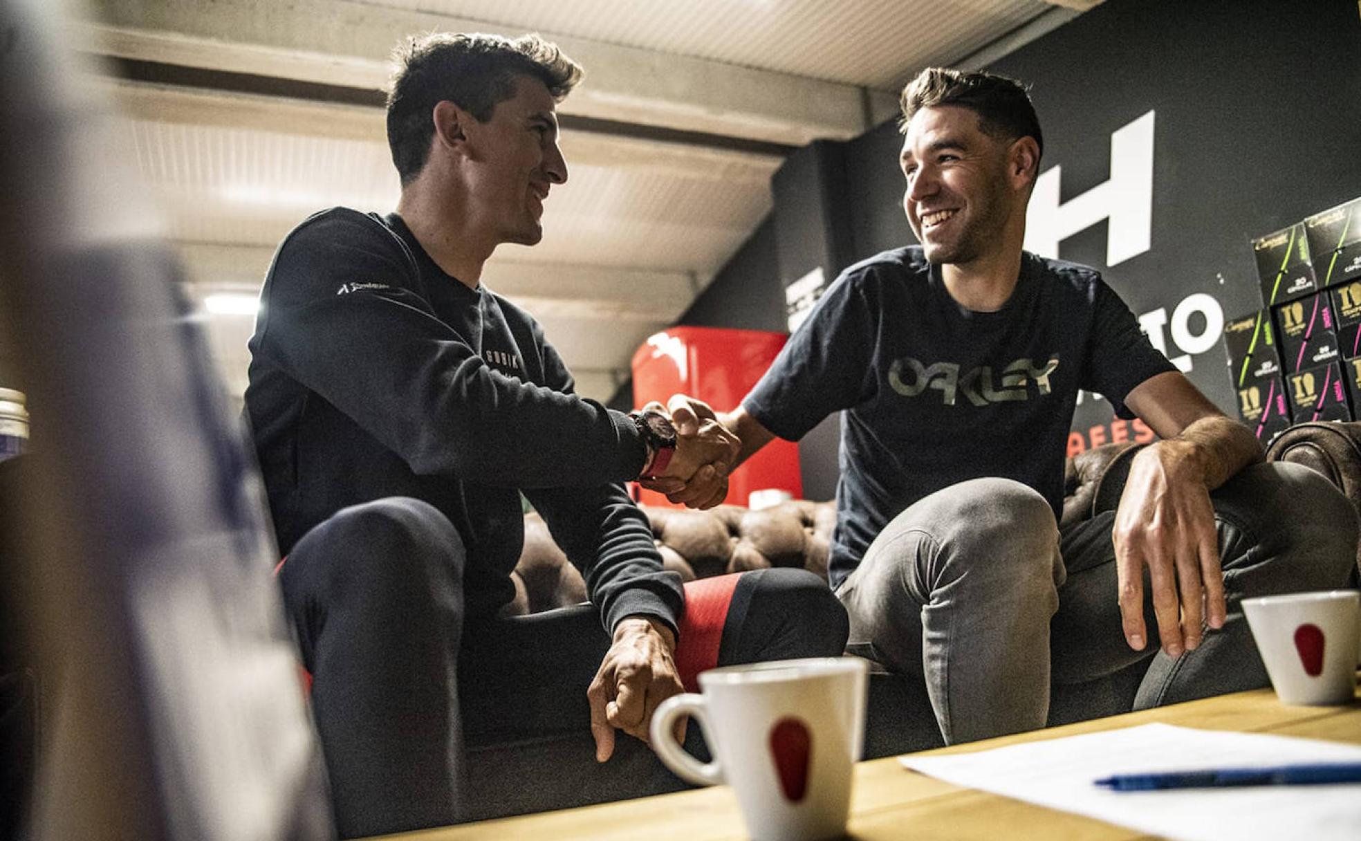 Carlos Coloma estrecha su mano con el bastetano David Valero.