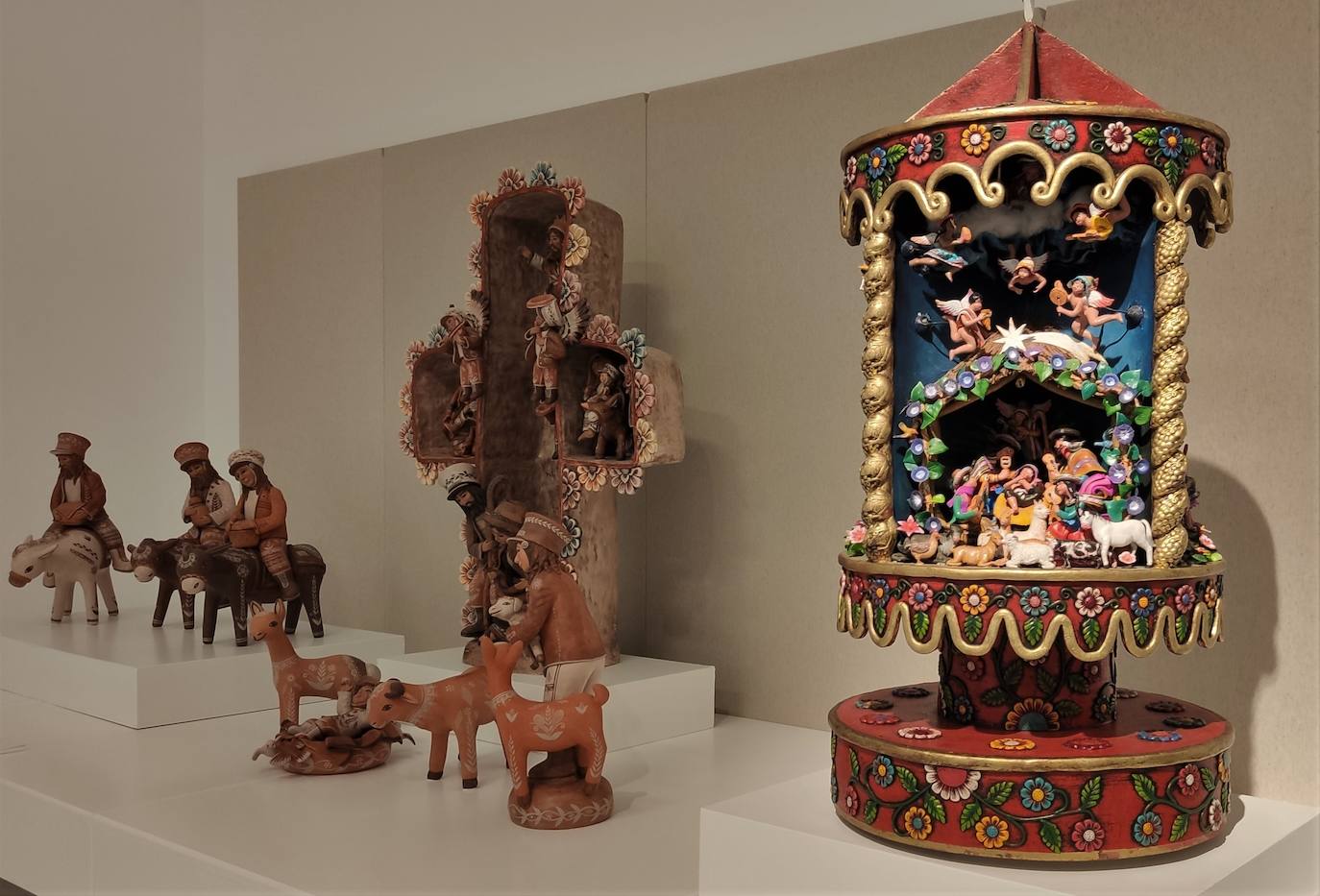 La exposición muestra belenes de los cinco continentes. 