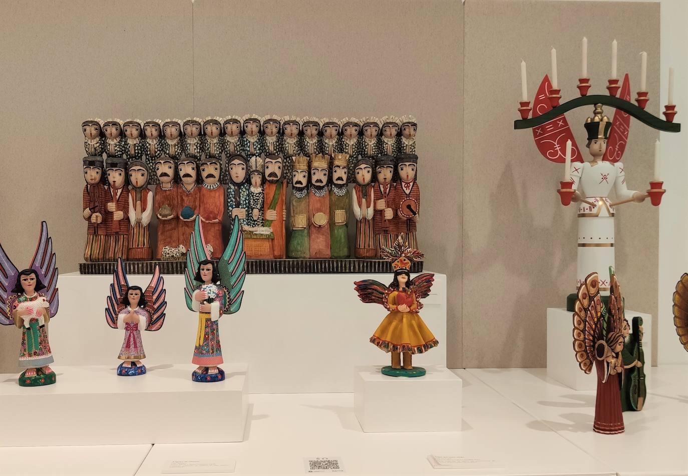 La exposición muestra belenes de los cinco continentes. 