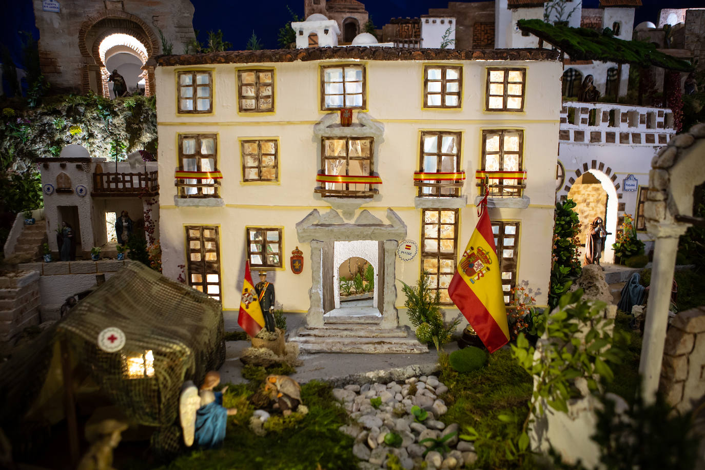 Últimos detalles al belén del Madoc, ya abierto. 