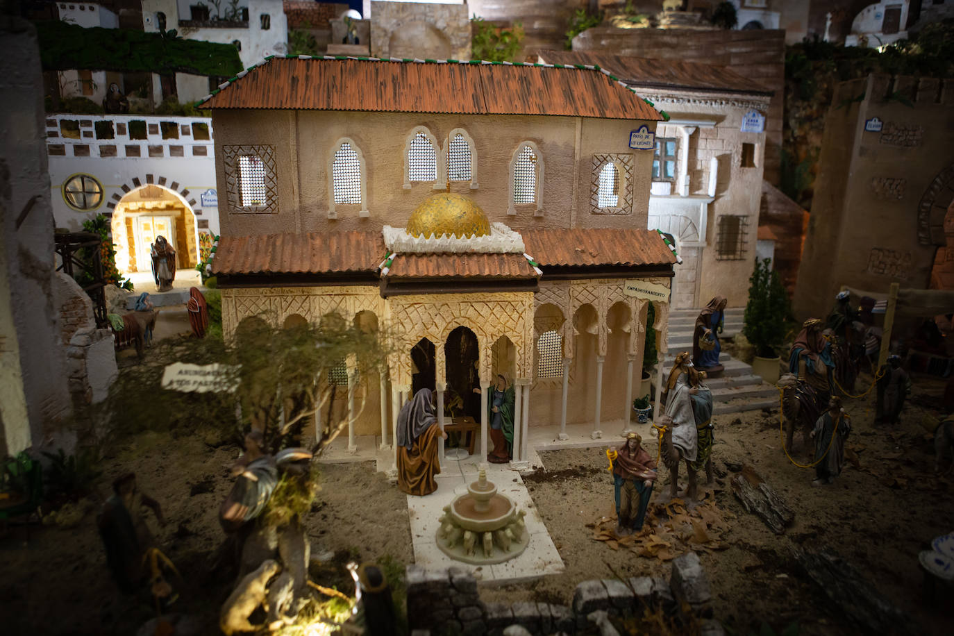 Últimos detalles al belén del Madoc, ya abierto. 