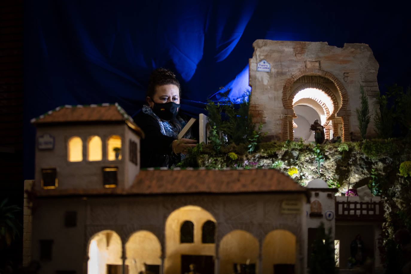 Últimos detalles al belén del Madoc, ya abierto. 