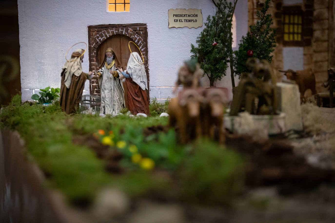 Últimos detalles al belén del Madoc, ya abierto. 