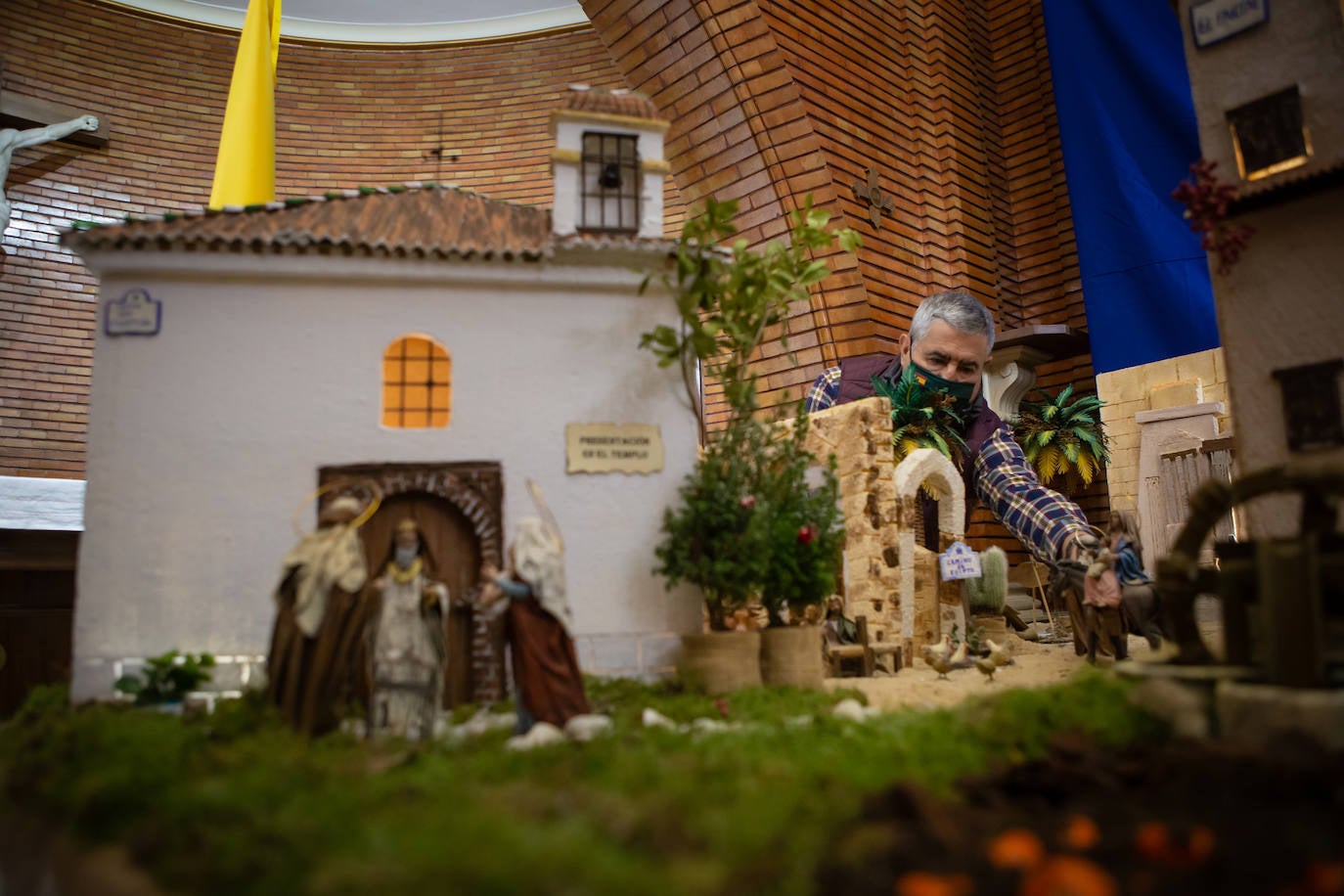 Últimos detalles al belén del Madoc, ya abierto. 