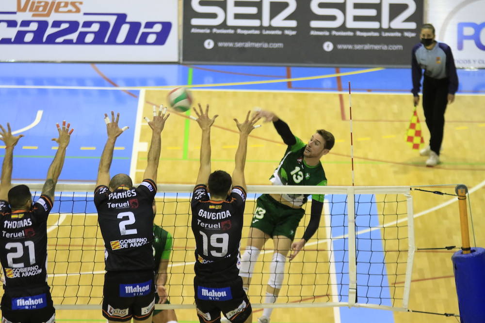 Charly Jiménez intenta superar el bloqueo de Ereu, Parres y Gavenda. 