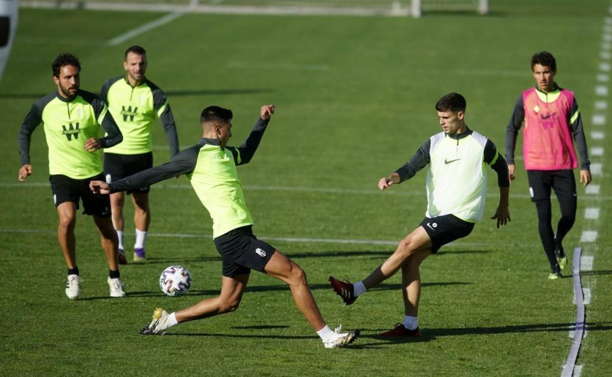 Pepe ejercitándose en un rondo junto a Germán, Plomer, Milla y Soldado. 