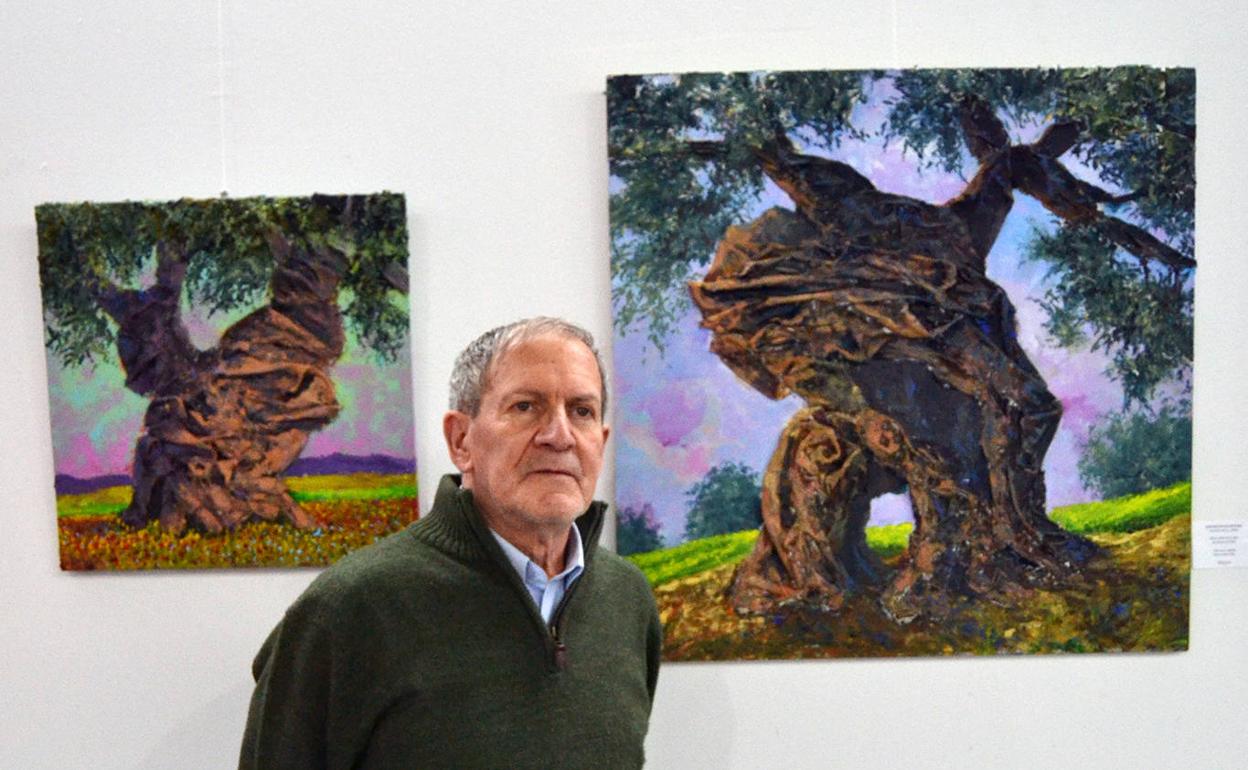 Ramón Moya posa junto a dos de sus pinturas.