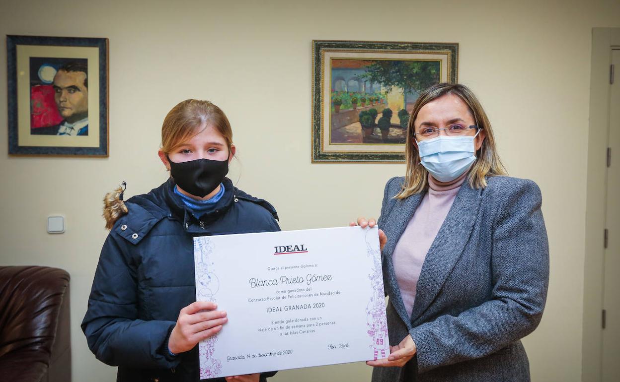 Blanca Prieto recibe el galardón de manos de la subdirectora de IDEAL, Elena de Miguel. 