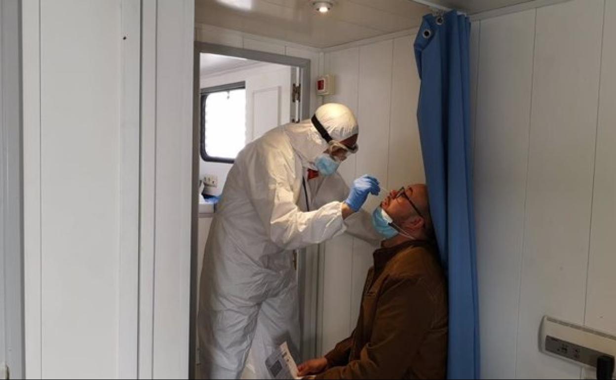 Pandemia en Andalucía | Andalucía suma de nuevo más de 1.000 casos y 25 muertos y mantiene su tasa de incidencia en 140