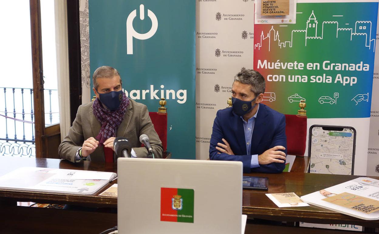 Los portavoces de PP, César Díaz (i), y de Ciudadanos, Manuel Olivares (d), ayer en el salón de comisiones.