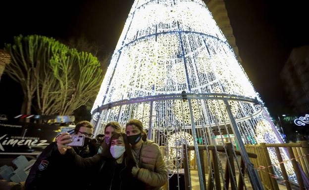 Prohibir los viajes para ver a la familia o adelantar el toque de queda: las nuevas medidas que plantea Sanidad para Navidad