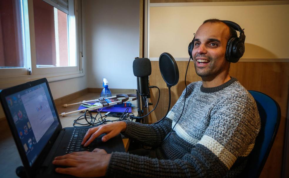 El creador, director y locutor de Radio sin barreras posa para IDEAL en la emisora de su cuarto, desde donde emite. 